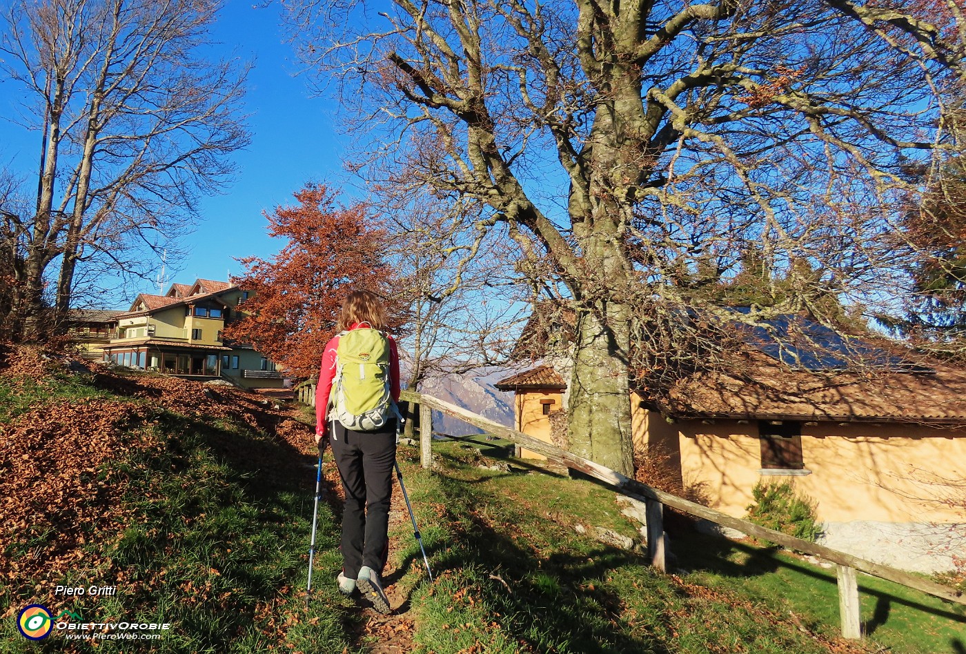 47 Ci abbassiamo al pianoro del Rifugio-Ristorante Monte Poieto.JPG